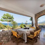 Avlos Villa *